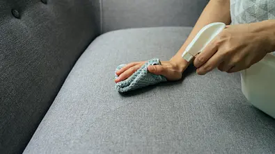 Sofa reinigen - Foto: Getty Images/ skaman306 Sofa reinigen - Foto: Getty Images/ skaman306