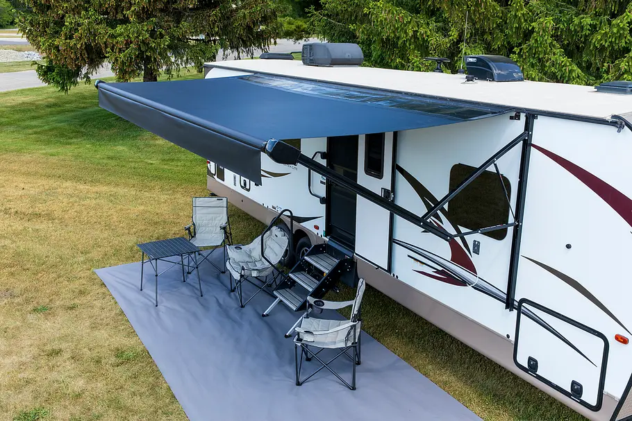 Solar-Wohnmobilmarkise von Renogy Ein Wohmobil mit einer innovativen Solarmarkise steht im Grünen