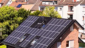 Eine große Solaranlage auf dem Dach eines Hauses - Foto: istockphoto.com / underworld111