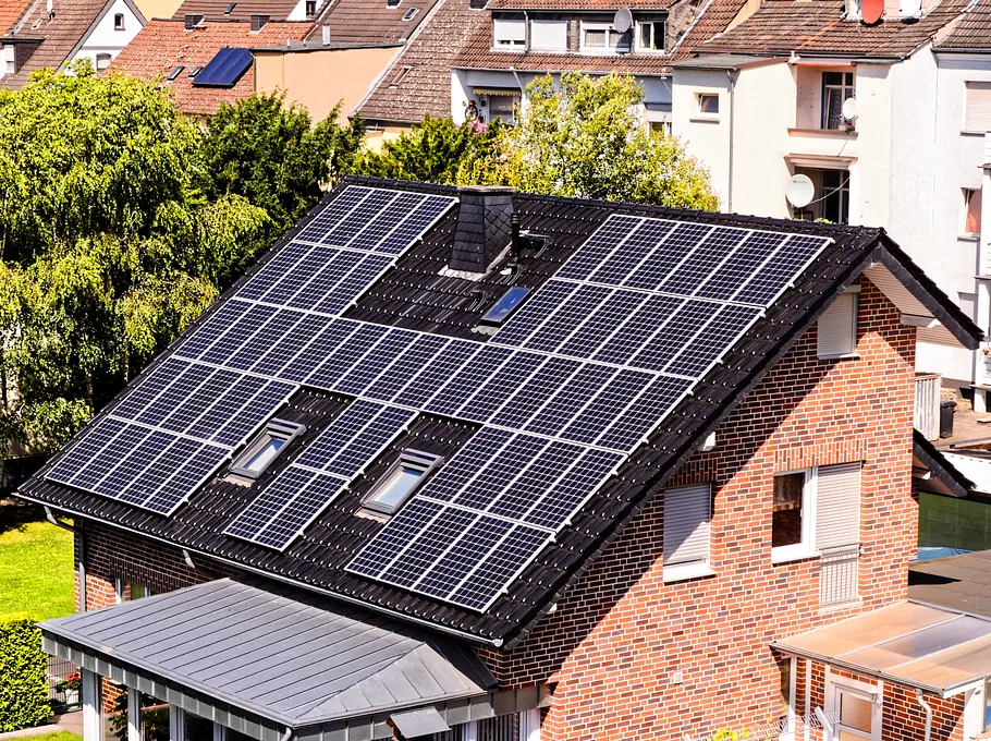Solar-Foerderung-Verguetung-2026 Eine große Solaranlage auf dem Dach eines Hauses