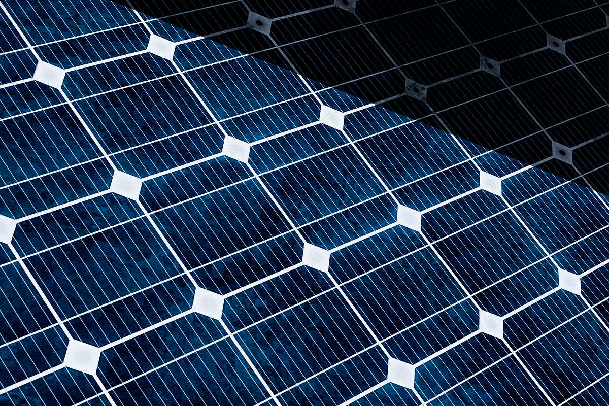 Solarpanel mit Teilschatten Ein blaues Solarpanel, die Ecke rechts oben liegt im Schatten