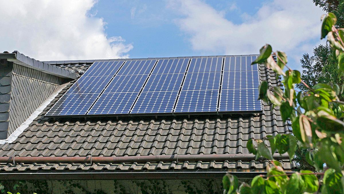 15 Solarmodule in drei Reihen á 5 Module auf einem schrägen Dach.