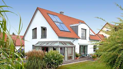 Trink- und Heizwasser mit Solaranlage erwärmen - Foto: Stefan Kiefer / BDH