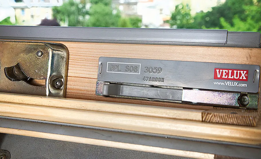 Verdunkelungsrollo fürs Dachfenster Verdunkelungsrollo fürs Dachfenster