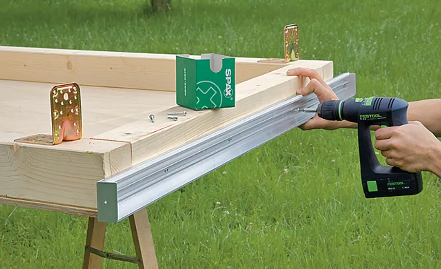 Kinderspielhaus aufbauen: Schritt 2 von 29 Stegplatten-Profil festschrauben