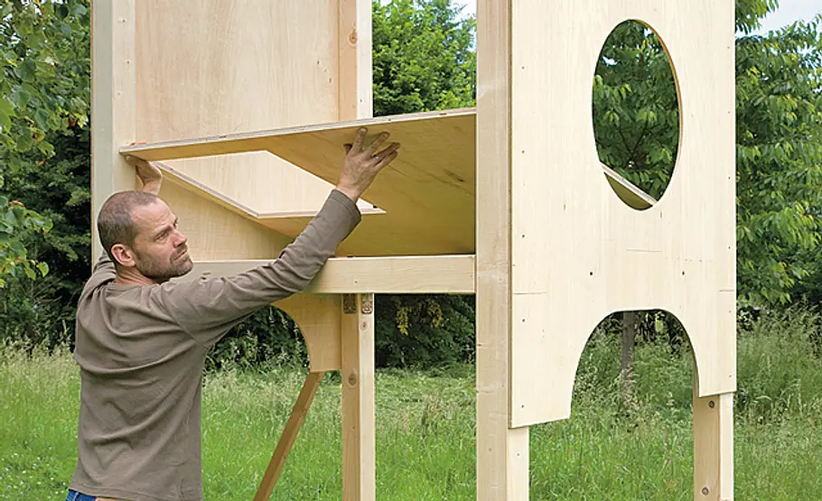 Kinderspielhaus aufbauen: Schritt 7 von 29 Bodenplatte auflegen