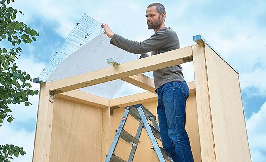 Kinderspielhaus aufbauen: Schritt 13 von 29 Dach: Doppelstegplatten montieren