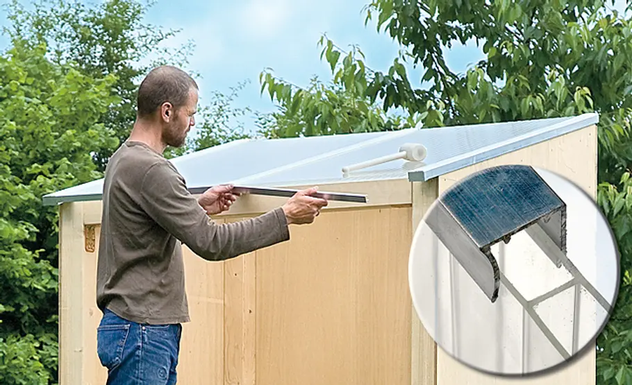 Kinderspielhaus aufbauen: Schritt 16 von 29 Dach: Doppelstegplatten abdichten