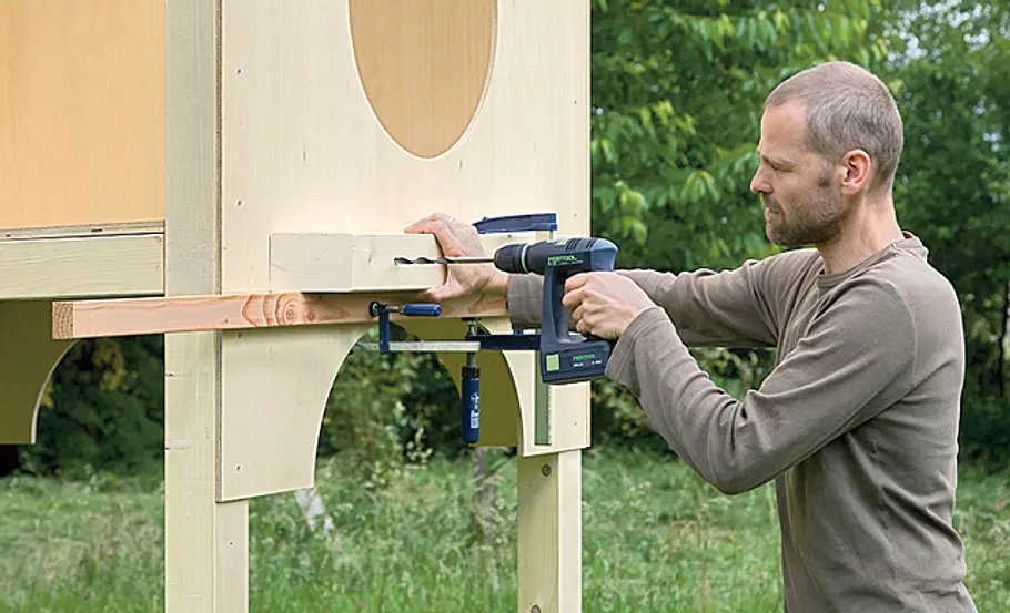 Kinderspielhaus aufbauen: Schritt 18 von 29 Balkon anbauen