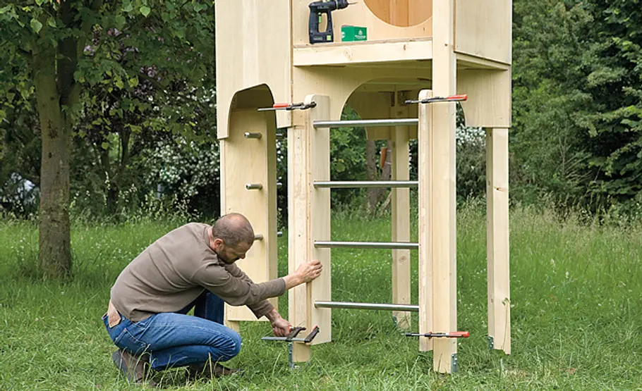 Kinderspielhaus aufbauen: Schritt 26 von 29 Sprossenleiter verschrauben
