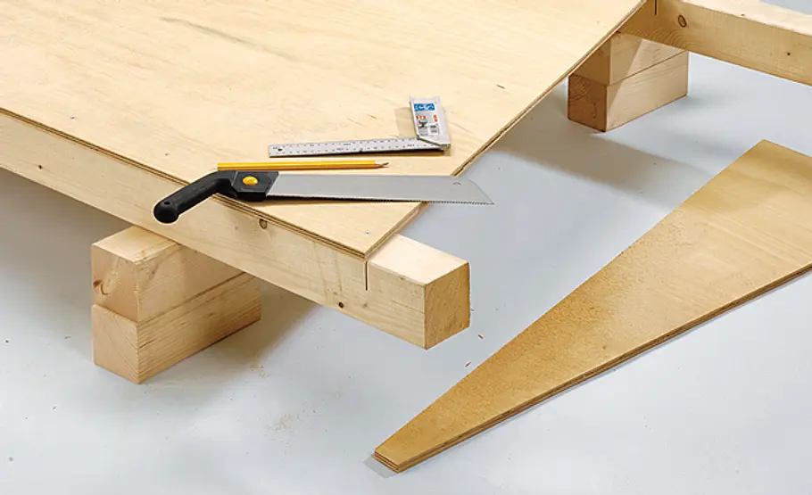 Spielhaus bauen: Schritt 5 von 11 Dachbalken kappen