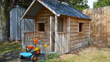 Spielhaus Holz Garten - Foto: iStock/chameleonseye