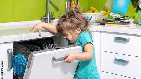 Kind riecht an stinkender Spülmaschine - Foto: iStock / Elena Gurova