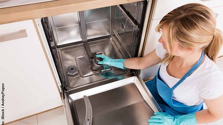 Frau repariert und reinigt Spülmaschine - Foto: iStock / AndreyPopov