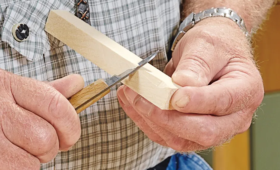 Stallkrippe bauen: Schritt 12 von 53 Holzbalken schnitzen