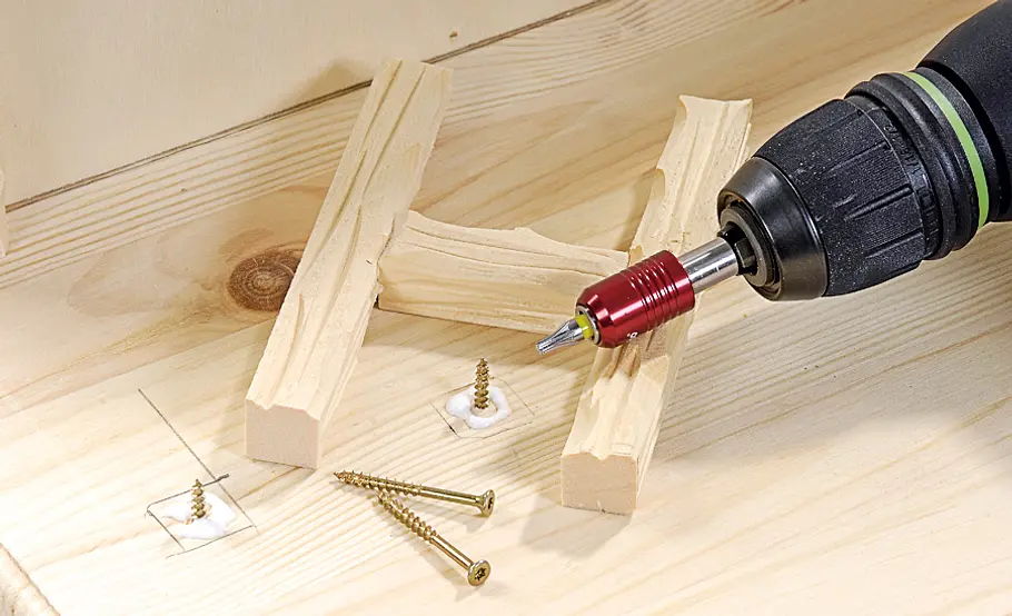 Stallkrippe bauen: Schritt 18 von 53 Balken verschrauben