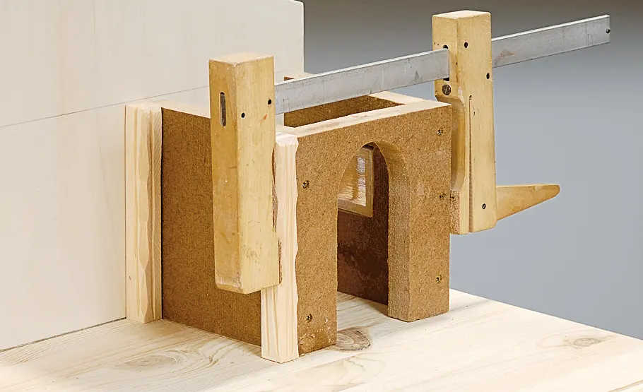 Stallkrippe bauen: Schritt 23 von 53 Holzpfosten aufstellen