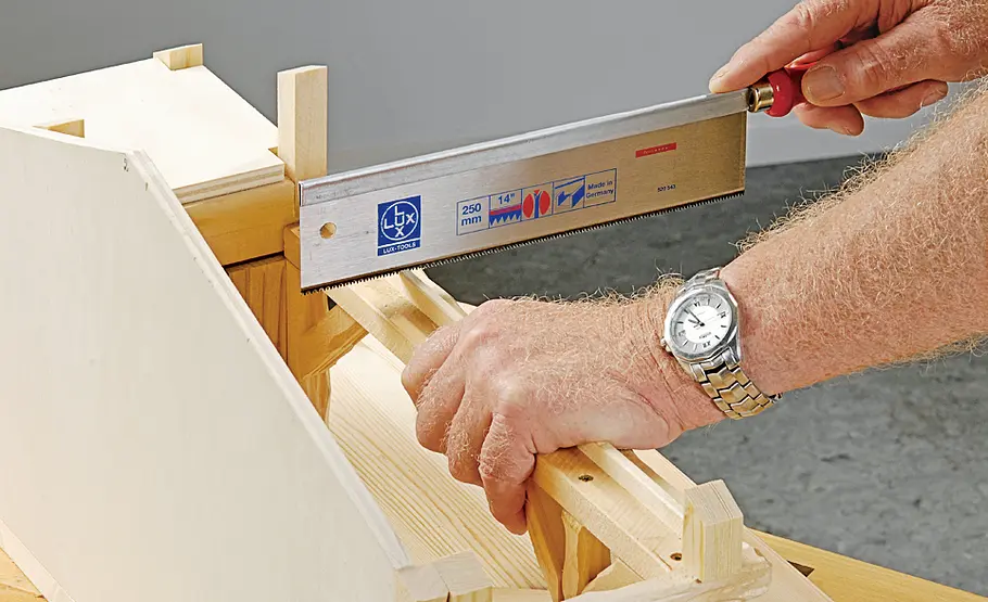 Stallkrippe bauen: Schritt 31 von 53 Dachbalken ausklinken