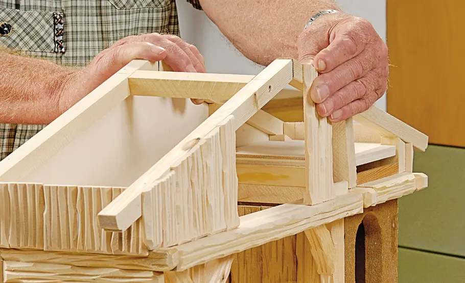 Stallkrippe bauen: Schritt 35 von 53 Holzverschalung für Giebelwand