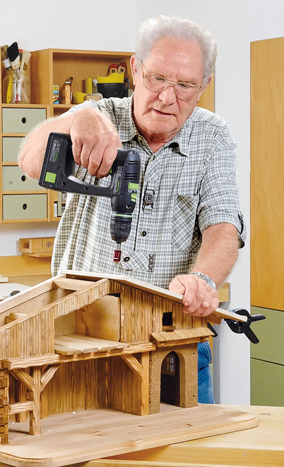 Stallkrippe bauen: Schritt 38 von 53 Dach eindecken
