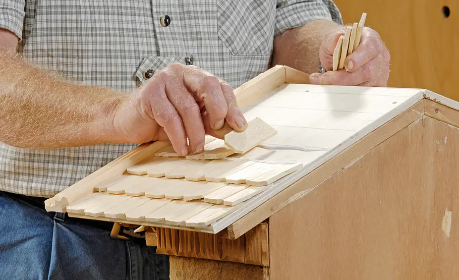 Stallkrippe bauen: Schritt 41 von 53 Holzschindeln: Dach decken