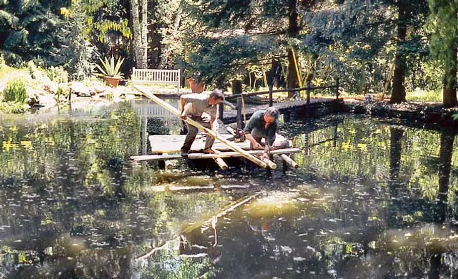 Bootssteg bauen Sitzplatz am Teich