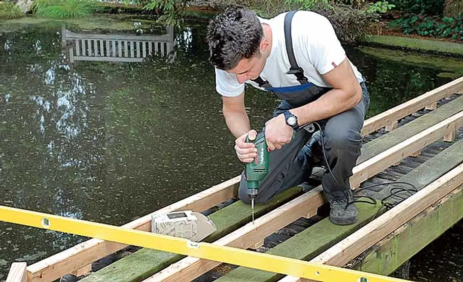 Bootssteg bauen Tragbalken aufschrauben