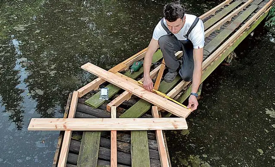 Bootssteg bauen Planken aufschrauben