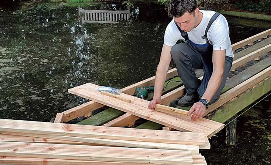 Bootssteg bauen Abstandshalter verwenden