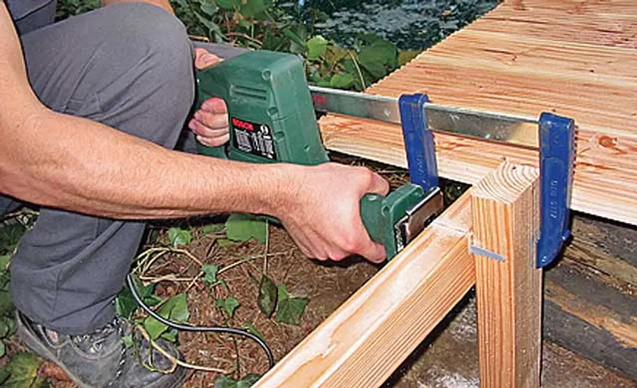 Bootssteg bauen Kantholz ablängen