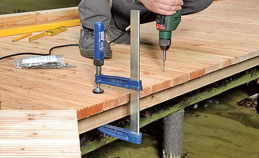 Bootssteg bauen Blende anschrauben