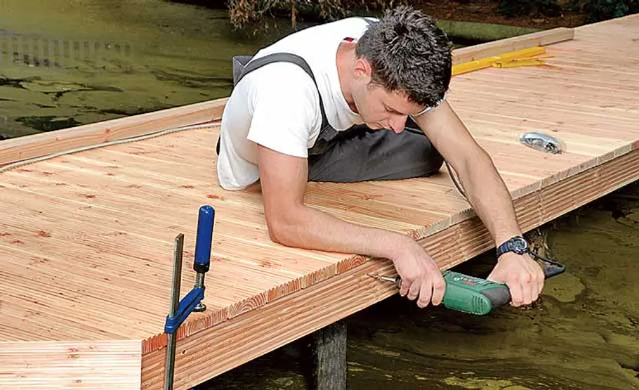 Bootssteg bauen Sichtblende befestigen