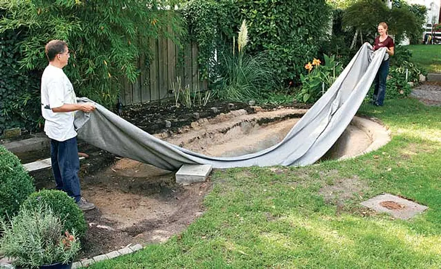 Folienteich anlegen: Schritt 5 von 16 Teichvlies auslegen