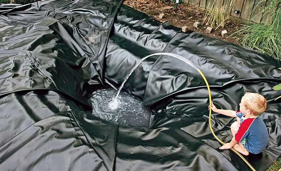 Folienteich anlegen: Schritt 9 von 16 Wasserbecken fluten