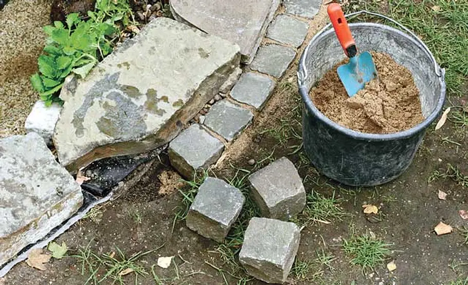 Folienteich anlegen: Schritt 15 von 16 Teichrand befestigen