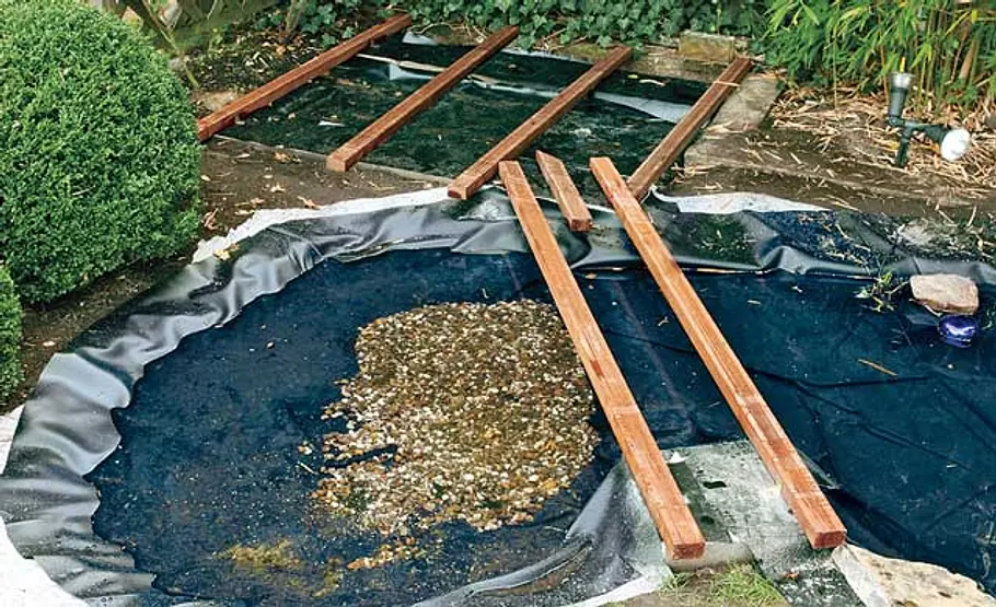 Teichbrücke bauen: Schritt 2 von 9 Holzsteg über Teich bauen