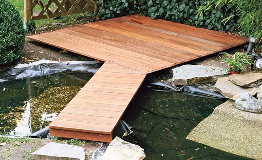 Teichbrücke bauen: Schritt 8 von 9 Holzsteg bauen