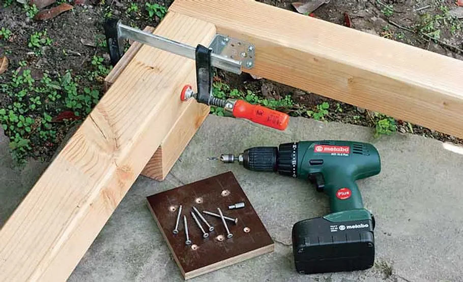 Steg bauen: Schritt 6 von 40 Verbindungsbrett festschrauben