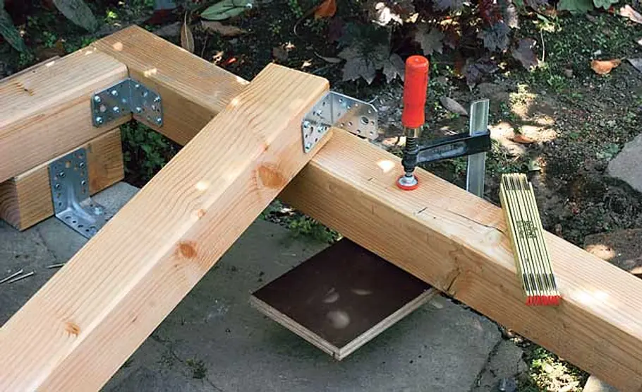 Steg bauen: Schritt 8 von 40 Tragbalken einpassen