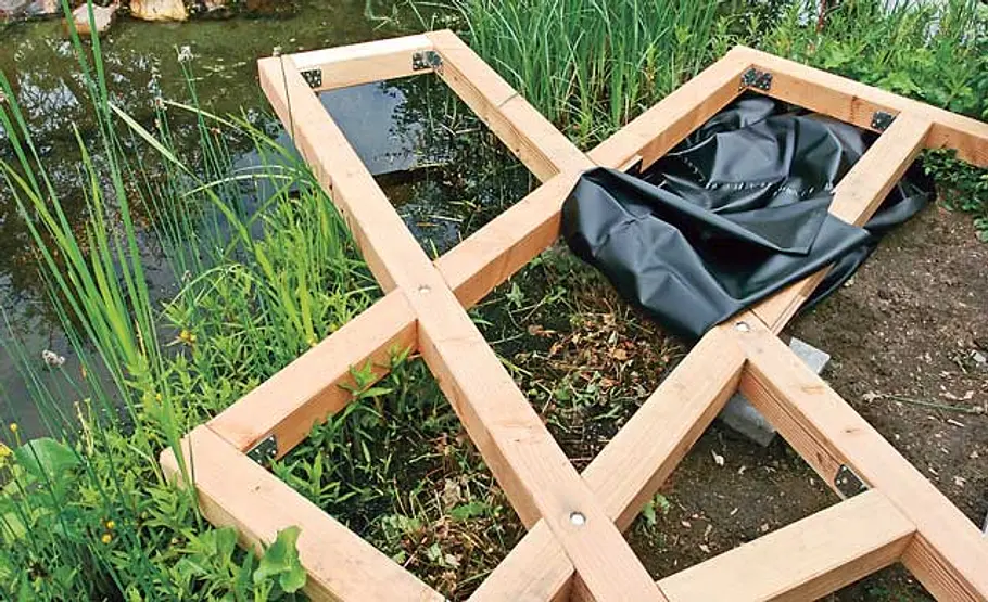 Steg bauen: Schritt 21 von 40 Teichfolie auslegen