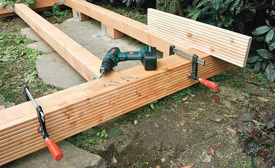 Steg bauen: Schritt 23 von 40 Rahmen verschrauben