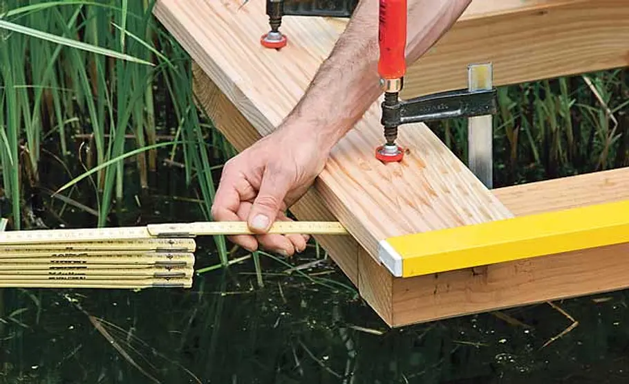 Steg bauen: Schritt 26 von 40 Terrassendielen verlegen