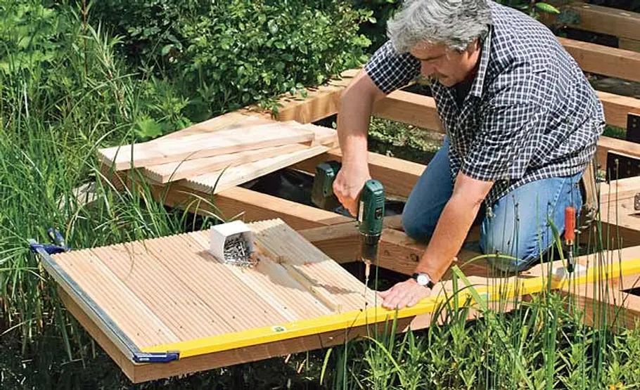 Steg bauen: Schritt 27 von 40 Holzdielen verschrauben