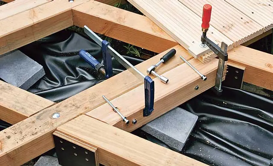 Steg bauen: Schritt 29 von 40 Steg beplanken