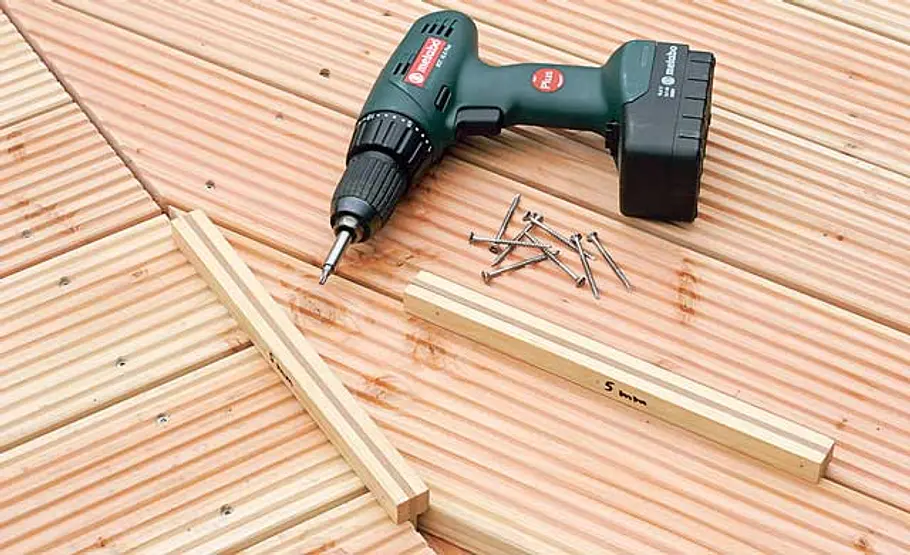Steg bauen: Schritt 37 von 40 Hilfsschiene einsetzen