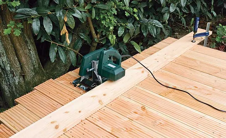 Steg bauen: Schritt 39 von 40 Handkreissäge: Rand angleichen