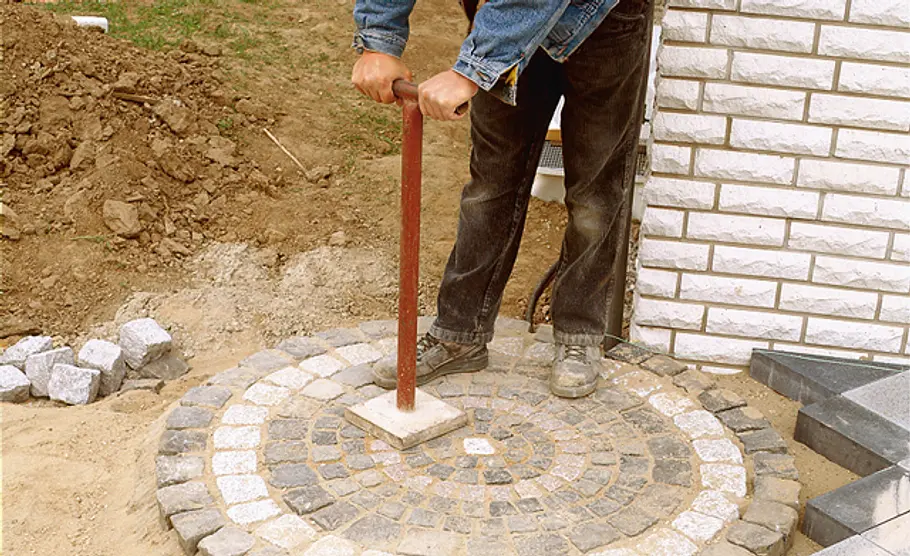 Kreis pflastern: Schritt 6 von 7 Pflasterkreis verlegen