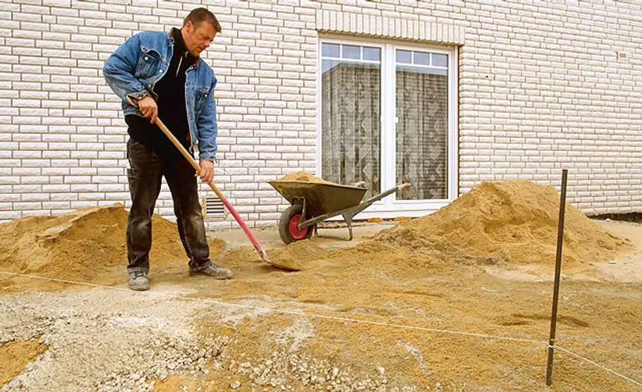 Unterbau für Betonstein-Pflaster: Schritt 2 von 5 Pflasterbett aus Sand verteilen