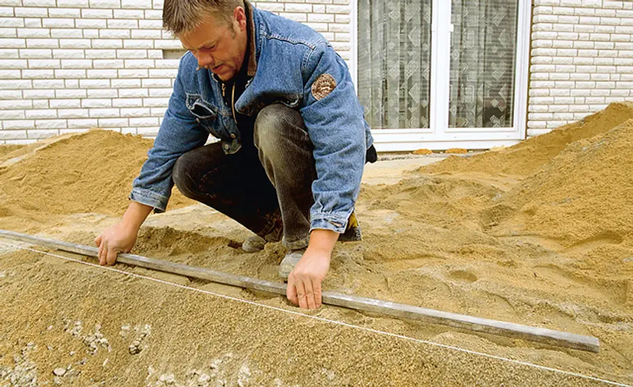 Unterbau für Betonstein-Pflaster: Schritt 3 von 5 Lehren in der Höhe ausrichten