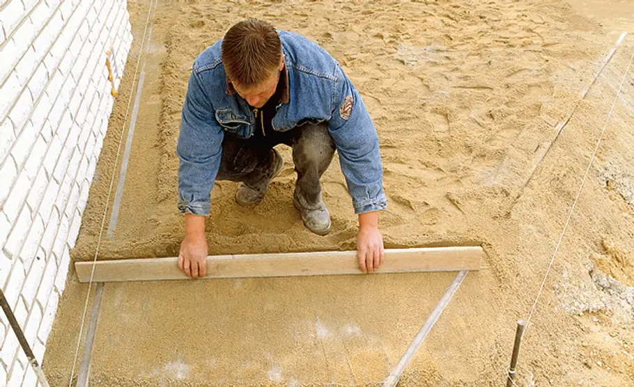 Unterbau für Betonstein-Pflaster: Schritt 5 von 5 Sand über Lehren abziehen